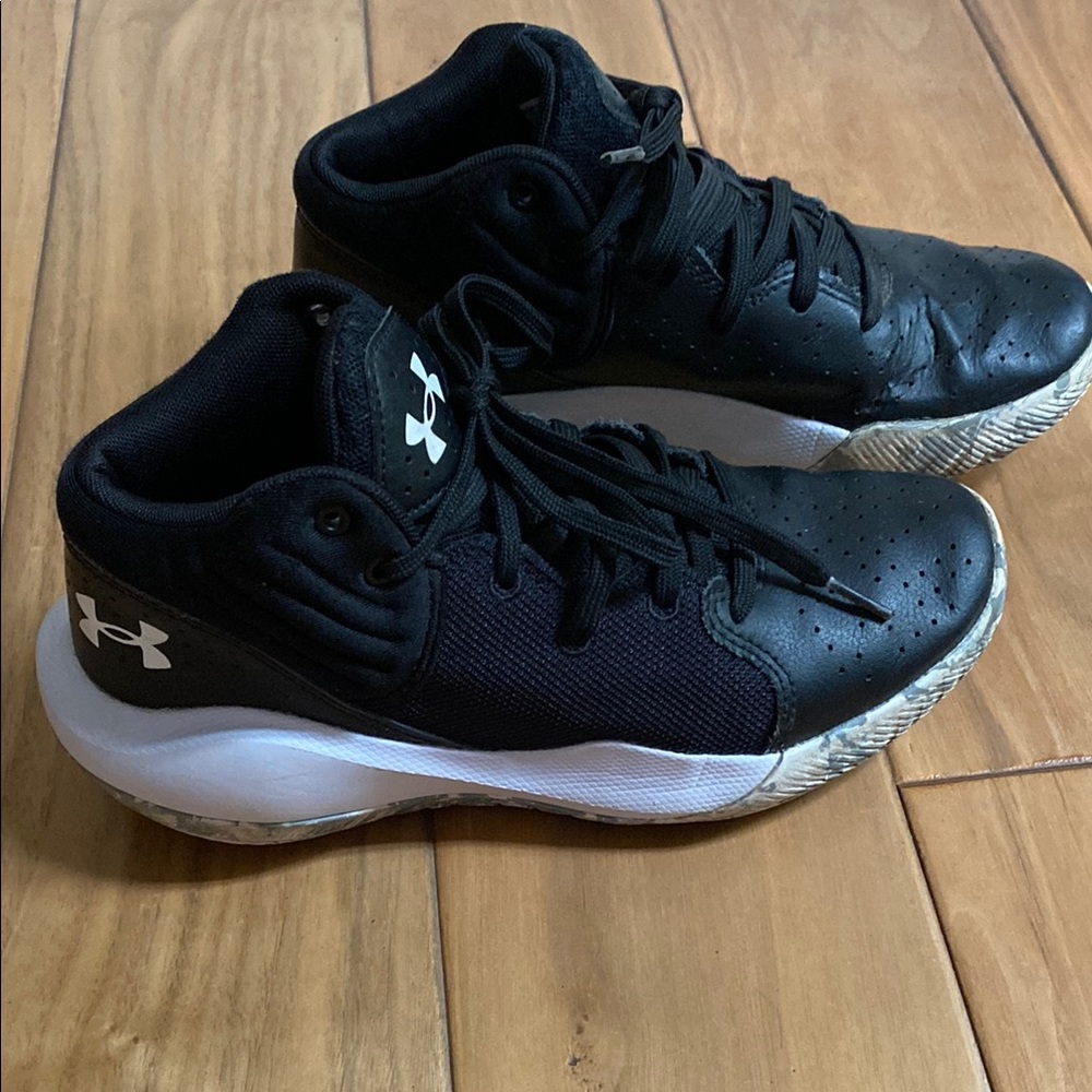 Boys 4.5 Under Armour Kids Black and White Sneakers